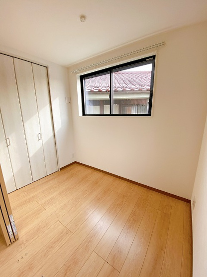 【寝室】 | フォルトゥーナ | 南西向き洋室3帖☆クローゼットがあります♪お洋服の多い方もお部屋が片付いて快適に過ごせますね♪