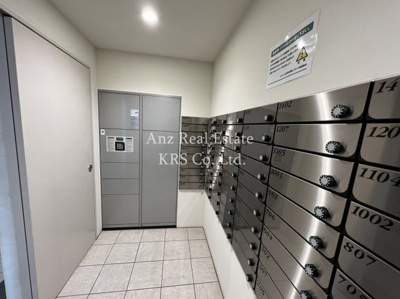 【その他共用部分】 | エスリード本町靭公園レジデンス | 大切な荷物をお預かり！宅配ボックスが設置されています♪