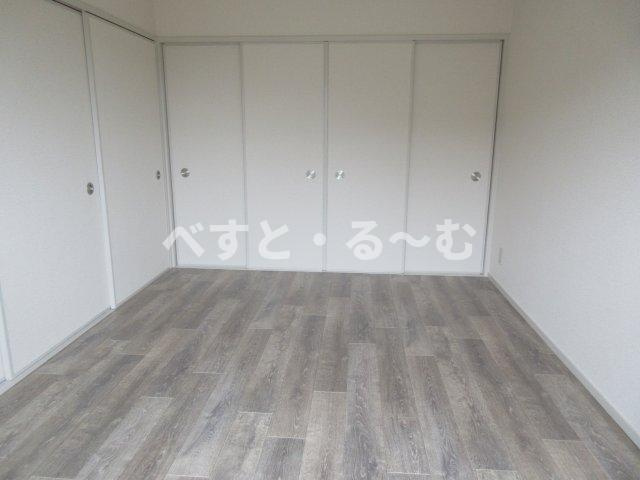 シャンポール西藤江の洋室