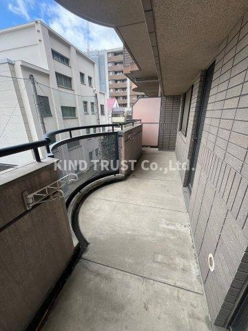 ライフ北梅田のバルコニー|暖かな日差しのふりそそぐバルコニー