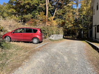 【外観】 | 南側の私道（駐車スペースあり）