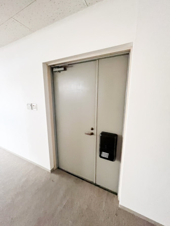 稲元ビルの玄関