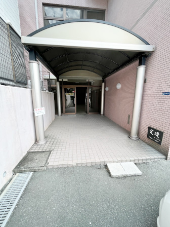 稲元ビルのエントランス