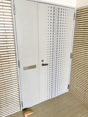 稲元ビルの玄関