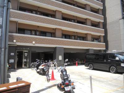 ハウスセゾン御所南の駐車場