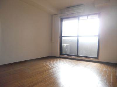 ハウスセゾン御所南の居間・リビング|洋室