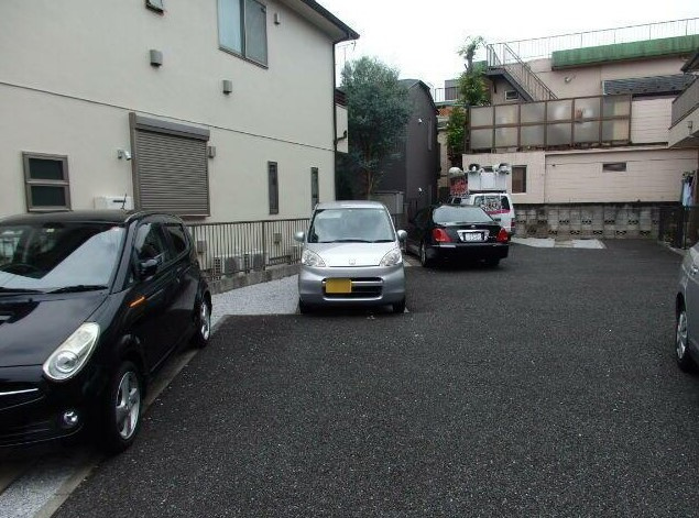 メゾン出雲の駐車場