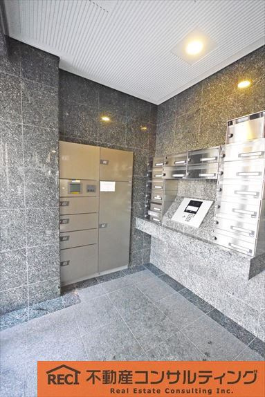 ローレル西岡本のエントランス