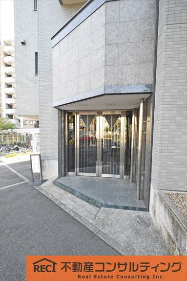 ローレル西岡本のエントランス
