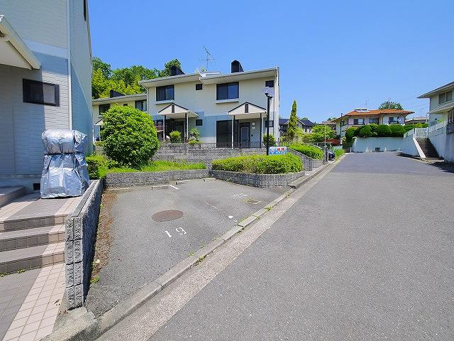 テラスハウス　アルファの駐車場|車をお持ちの方に嬉しい駐車場付きの物件です
