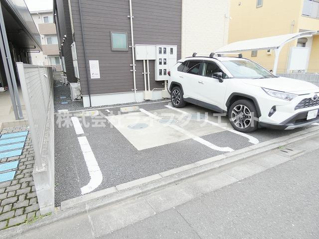 アルモニーの駐車場