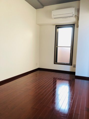 仲介手数料0！！ラドーニ清水の居間・リビング