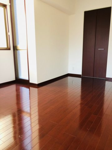 仲介手数料0！！ラドーニ清水の居間・リビング