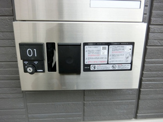 【その他共用部分】 | 共用エントランスには宅配BOXがあるので荷物の受け取りもスムーズに♪再配達の手間がかからないのが魅力♪
