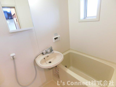 【浴室】 | インプス | 追焚き機能付きのお風呂。お風呂にも窓があります。