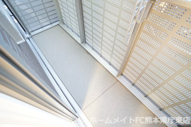 熊本市中央区黒髪６丁目のアパートのバルコニー