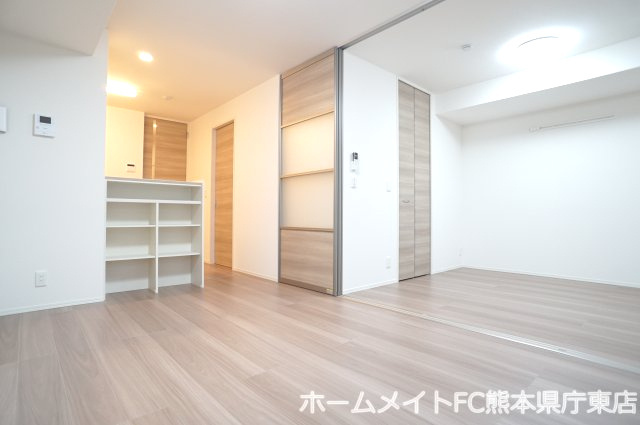 熊本市中央区黒髪６丁目のアパートの居間・リビング