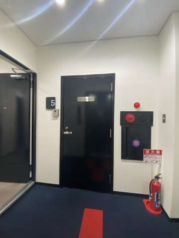 新宿WEST COURT（新宿ウエストコート）の玄関