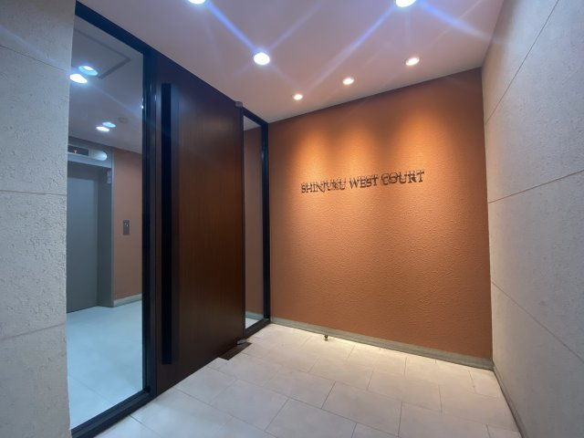新宿WEST COURT（新宿ウエストコート）のエントランス