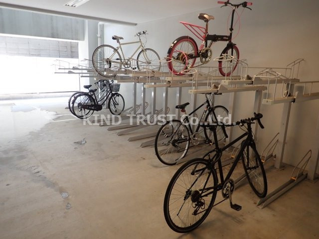 レジュールアッシュ梅田アクシアのその他共用部分|屋根付き駐輪場です