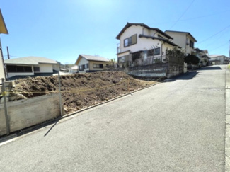 【前面道路含む現地写真】 | 前面道路北東側より撮影（撮影日時：2023年3月20日13時）