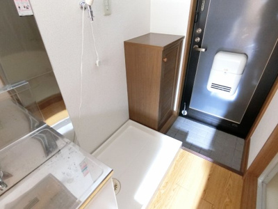 【設備】 | ロイヤルコーポ愛隣 | 室内洗濯機置き場には排水パン付き。