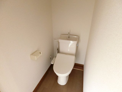 【トイレ】 | ロイヤルコーポ愛隣 | 温水洗浄便座付きのトイレ。