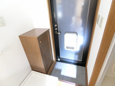 【玄関】 | ロイヤルコーポ愛隣 | 下駄箱付きで靴も収納できます。