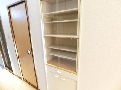 【その他】 | ロイヤルコーポ愛隣 | 食器棚もついています。