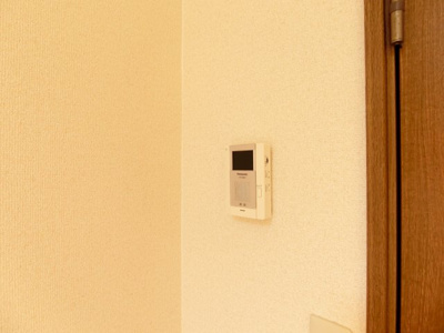 【セキュリティ】 | ロイヤルコーポ愛隣 | 突然の来客時もＴＶモニターホンでしっかり確認。