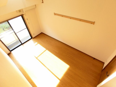 【洋室】 | ロイヤルコーポ愛隣 | 天井が高く開放感があるお部屋です。