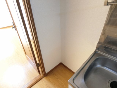 【キッチン】 | ロイヤルコーポ愛隣 | シンクの横には冷蔵庫スペース。