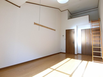 【居間・リビング】 | ロイヤルコーポ愛隣 | ９帖の洋室にロフト付き。