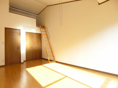 【洋室】 | ロイヤルコーポ愛隣 | 家具も自由に配置できる広さです。