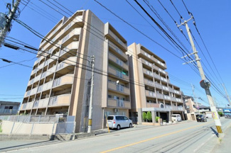 【外観】 | JR伊賀駅まで徒歩20分。徒歩4分のバス停からバスも出ています。
ゆったりと落ち着いた環境で、ペットと一緒に引っ越せる場所を探している方には特におススメです