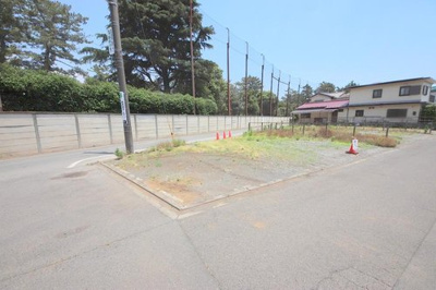 【前面道路含む現地写真】 | ◆開放感抜群！三方角地含む2区画売地◆綾瀬市上土棚北2丁目／建築条件無し売地 | 区画①：100㎡／1980万円　三方角地に面した開放感・陽当たり・風通し良好な区画です♪家を建てたとき全体的に見れるので、こだわりデザインの外観も「魅せる」ことが出来ます！