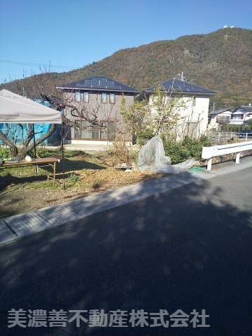 ５４３２９　岐阜市長良西山前土地の前面道路含む現地写真