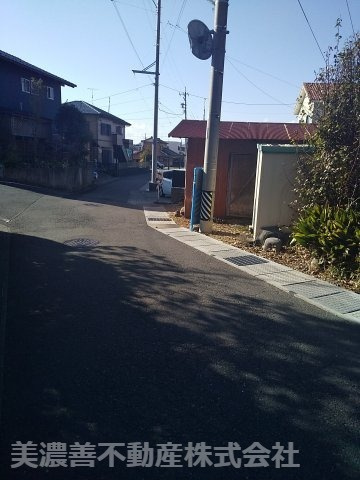 ５４３２９　岐阜市長良西山前土地の前面道路含む現地写真