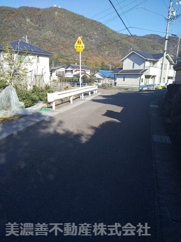 ５４３２９　岐阜市長良西山前土地の前面道路含む現地写真