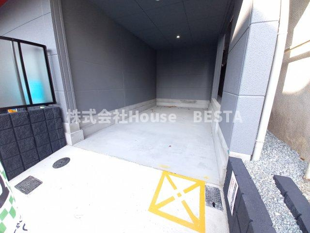 ロジェ新開地の駐車場