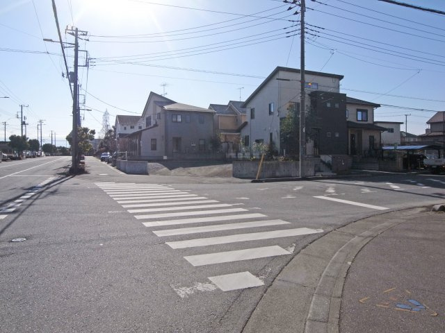 比企郡滑川町月の輪４丁目 土地５２坪の前面道路含む現地写真