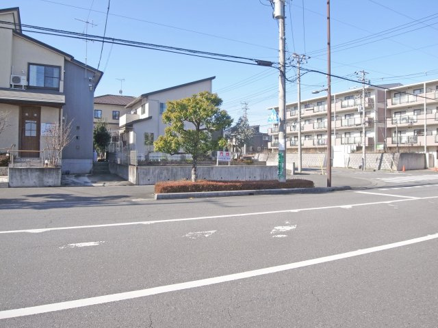 比企郡滑川町月の輪４丁目 土地５２坪の前面道路含む現地写真|北側幅員約15.5m公道に約15.7m接す