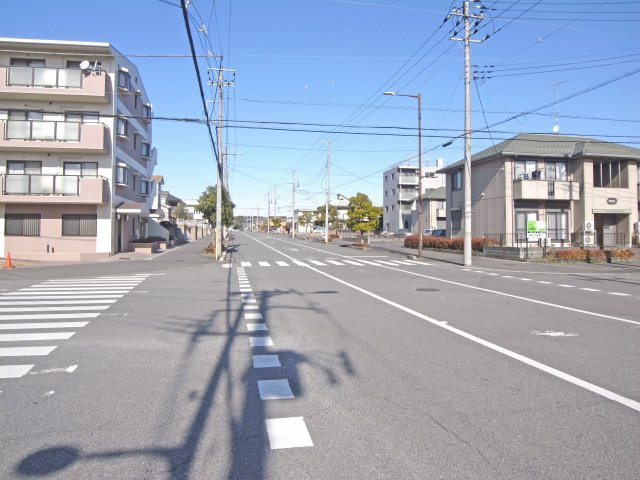 比企郡滑川町月の輪４丁目 土地５２坪の前面道路含む現地写真|東側幅員約20m公道に約8.5m接す