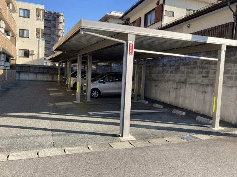 ファミーユ小白川の駐車場