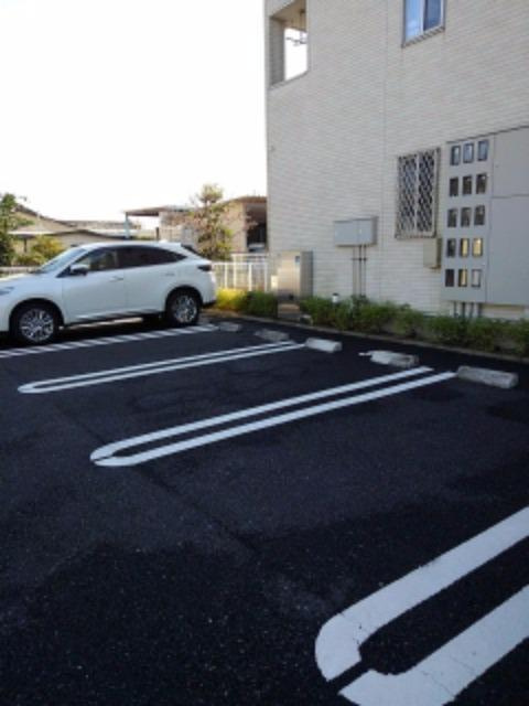 ウィステリアⅢの駐車場