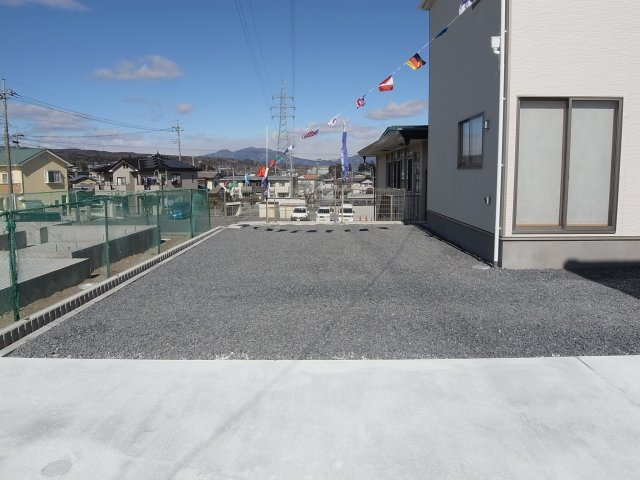 新築　吉岡町南下第6　クレイドルガーデン　1号棟の駐車場|現地写真　駐車スペースは建物南西側に並列2台分可能です！					
