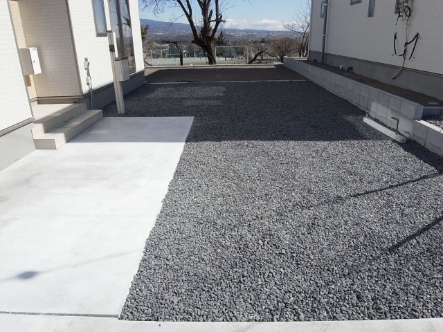 新築　吉岡町南下第6　クレイドルガーデン　2号棟の駐車場|現地写真　駐車スペースは建物南西側に並列2台分可能です！					
