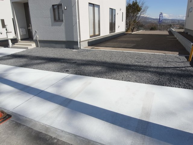 新築　吉岡町南下第6　クレイドルガーデン　4号棟の駐車場|現地写真　駐車スペースは建物南西側に並列2台分可能です！					
