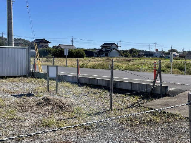 佐野市新吉水町 売地の外観|接道と敷地　※高低差あり