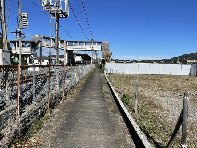 【周辺】 | 佐野市新吉水町 売地 | 敷地西側の通路 ※吉水駅まで行けます♪　建築基準法の道路ではありません